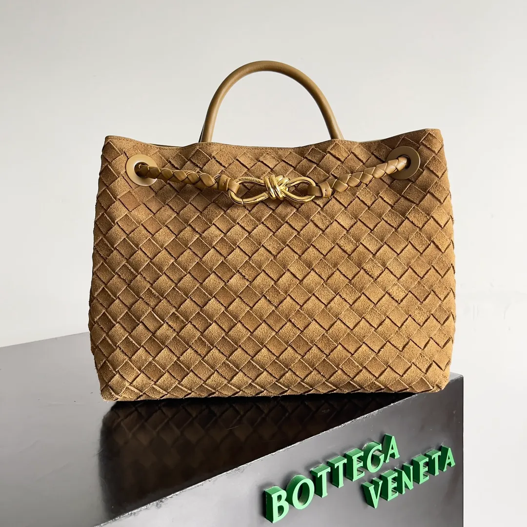 The 2023 new Andiamo batch of 2360 BV has been shipped‼ ️Really popular🔥The new Andiamo woven handbag launched by Bottega Veneta this season is really popular all over the world! ! Celebrities at home and abroad have worn it, and Oscar-winning actress Michelle Yeoh has taken it out on the street. Song Jia, Trai Yara, Yu Feihong, Sanji Ayaka, Rosie Hunting-Whiteley, Yoshioka Riho, etc. have all picked up this bag. It is classic and versatile, showing off its temperament, and the bag capacity is also large, which is very convenient for daily commuting! ! A variety of carrying methods, the shoulder straps can be adjusted by yourself, the original lambskin feels soft and delicate, and the neutral style is created to break gender boundaries and bring a more practical and longer-lasting use experience. Andiamo, which has both elegant and casual styles, perfectly interprets "fashionable old money style". Style number: 743572 (sugar) Size: 32*24*12